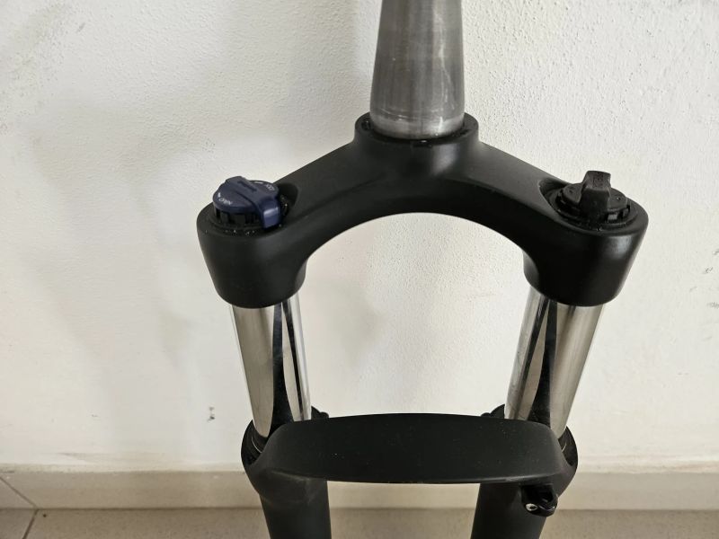 Vidlice Suntour XCM na pevnou osu boost