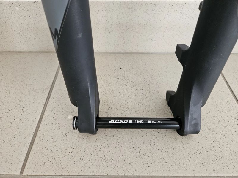 Vidlice Suntour XCM na pevnou osu boost