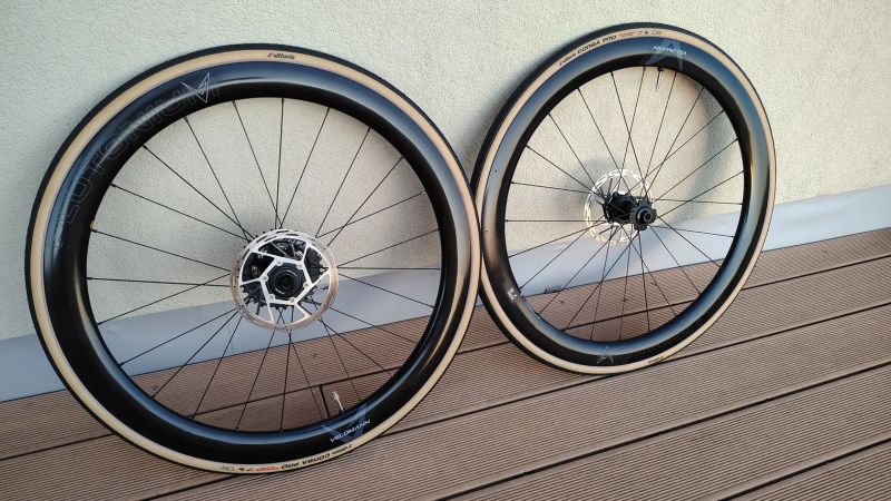 Prodám nová silniční 50mm karbonová kola Bianchi Velomann Plutonium 50 TLR ořech Shimano 11/12