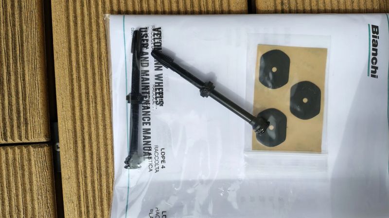 Prodám nová silniční 50mm karbonová kola Bianchi Velomann Plutonium 50 TLR ořech Shimano 11/12