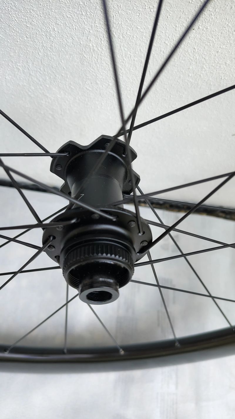 Prodám nová silniční 50mm karbonová kola Bianchi Velomann Plutonium 50 TLR ořech Shimano 11/12