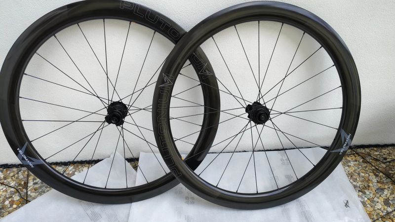 Prodám nová silniční 50mm karbonová kola Bianchi Velomann Plutonium 50 TLR ořech Shimano 11/12