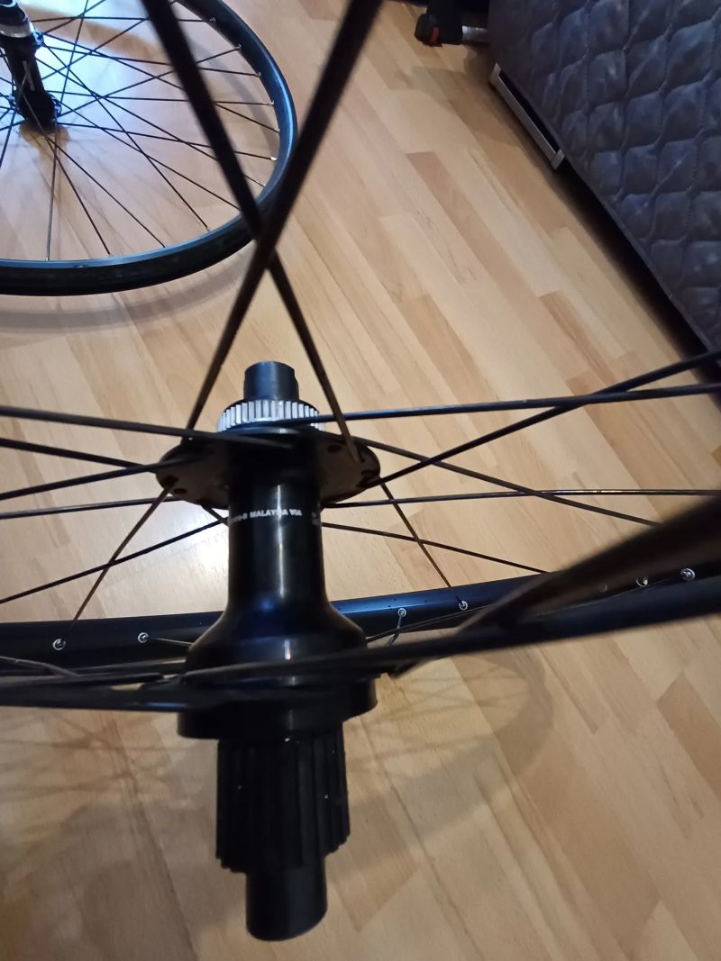 Zapletená kola Shimano z E-biku
