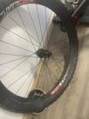 Prodám zadní kolo Dt Swiss 27,5 boost osa 148x12