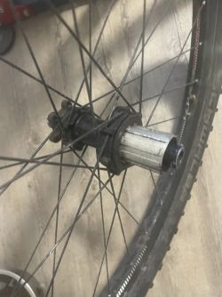 Prodám zadní kolo Dt Swiss 27,5 boost osa 148x12