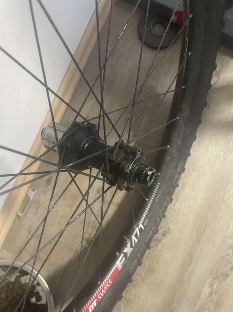 Prodám zadní kolo Dt Swiss 27,5 boost osa 148x12