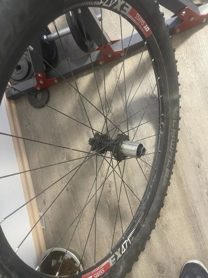 Prodám zadní kolo Dt Swiss 27,5 boost osa 148x12