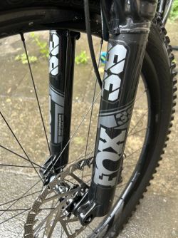 FOX 38 Performance Elite, zdvih 170 mm, GRIP2, pevná osa 15x110 mm (Kabolt), 44 mm offset.