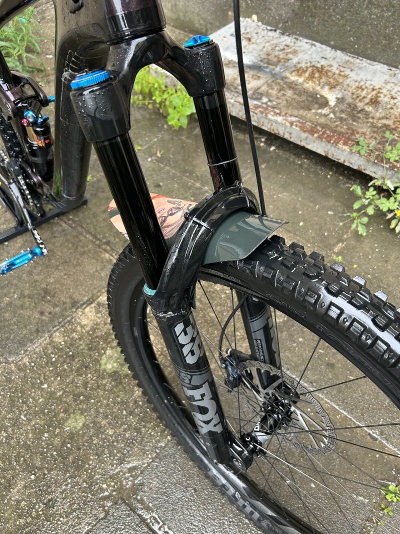 FOX 38 Performance Elite, zdvih 170 mm, GRIP2, pevná osa 15x110 mm (Kabolt), 44 mm offset.