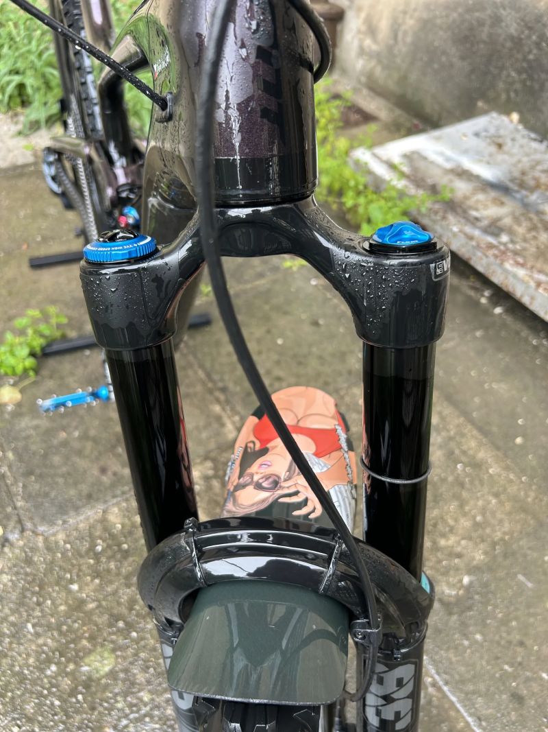 FOX 38 Performance Elite, zdvih 170 mm, GRIP2, pevná osa 15x110 mm (Kabolt), 44 mm offset.