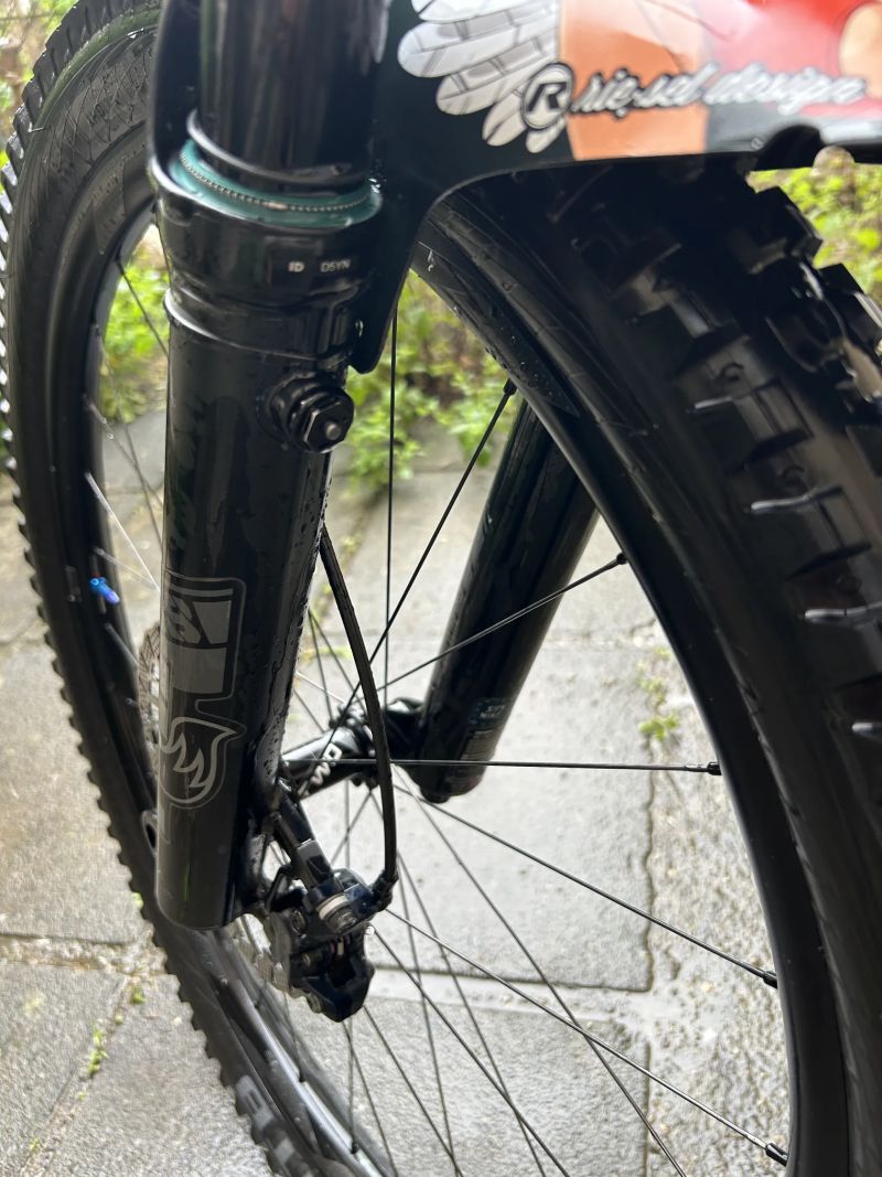 FOX 38 Performance Elite, zdvih 170 mm, GRIP2, pevná osa 15x110 mm (Kabolt), 44 mm offset.