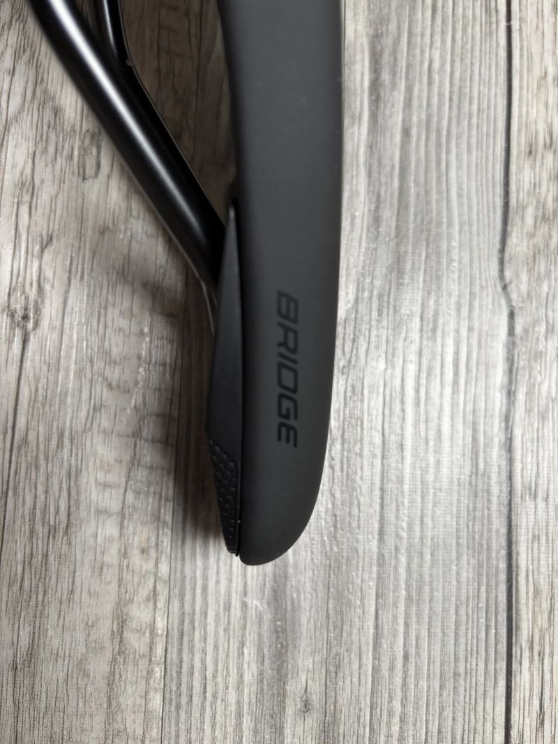 Sedlo Specialized Bridge 143mm