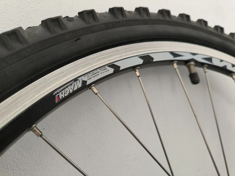 Shimano XT 26 kola obutá 