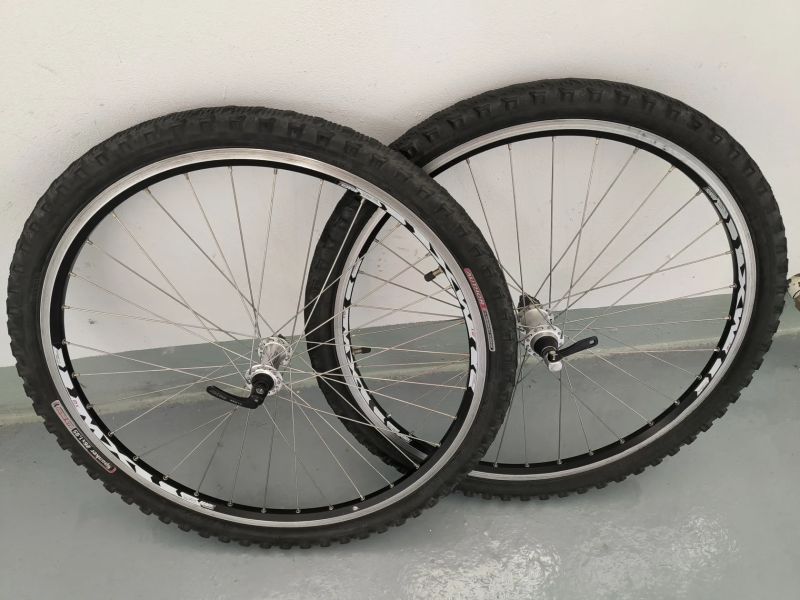 Shimano XT 26 kola obutá 