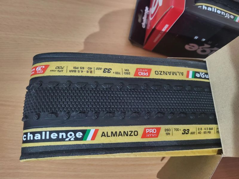 Challenge ALMANZO Pro 700x33 černá/tan