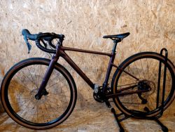 Cube Nuroad RACE rubyred´n´gloss 2025 velikost rámu XS