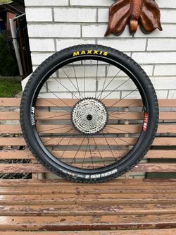  Prodám zadní vyplet 12x148boost dt swiss, sapim, bontager