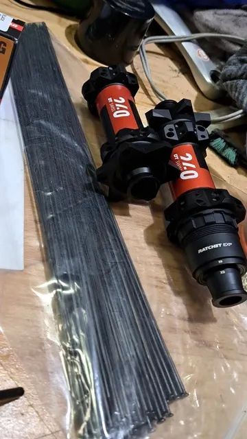 Zapletená karbonová kola (DTSwiss240 XD, Aerolite, karbon 35/25)