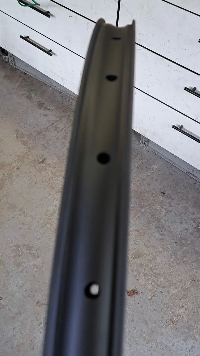 Zapletená karbonová kola (DTSwiss240 XD, Aerolite, karbon 35/25)