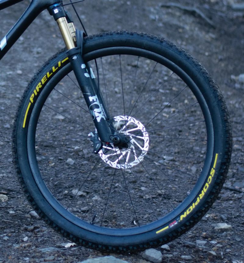Zapletená karbonová kola (DTSwiss240 XD, Aerolite, karbon 35/25)