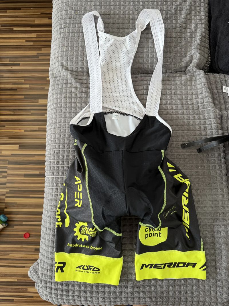 Dres Apex a kraťase se šlemi 