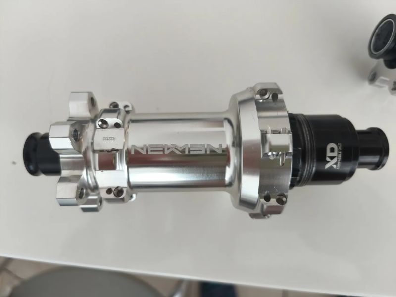 Prodám velmi kvalitní zadní a přední náboj NEWNEN.