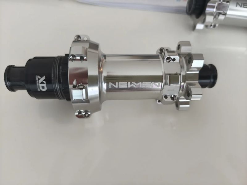 Prodám velmi kvalitní zadní a přední náboj NEWNEN.