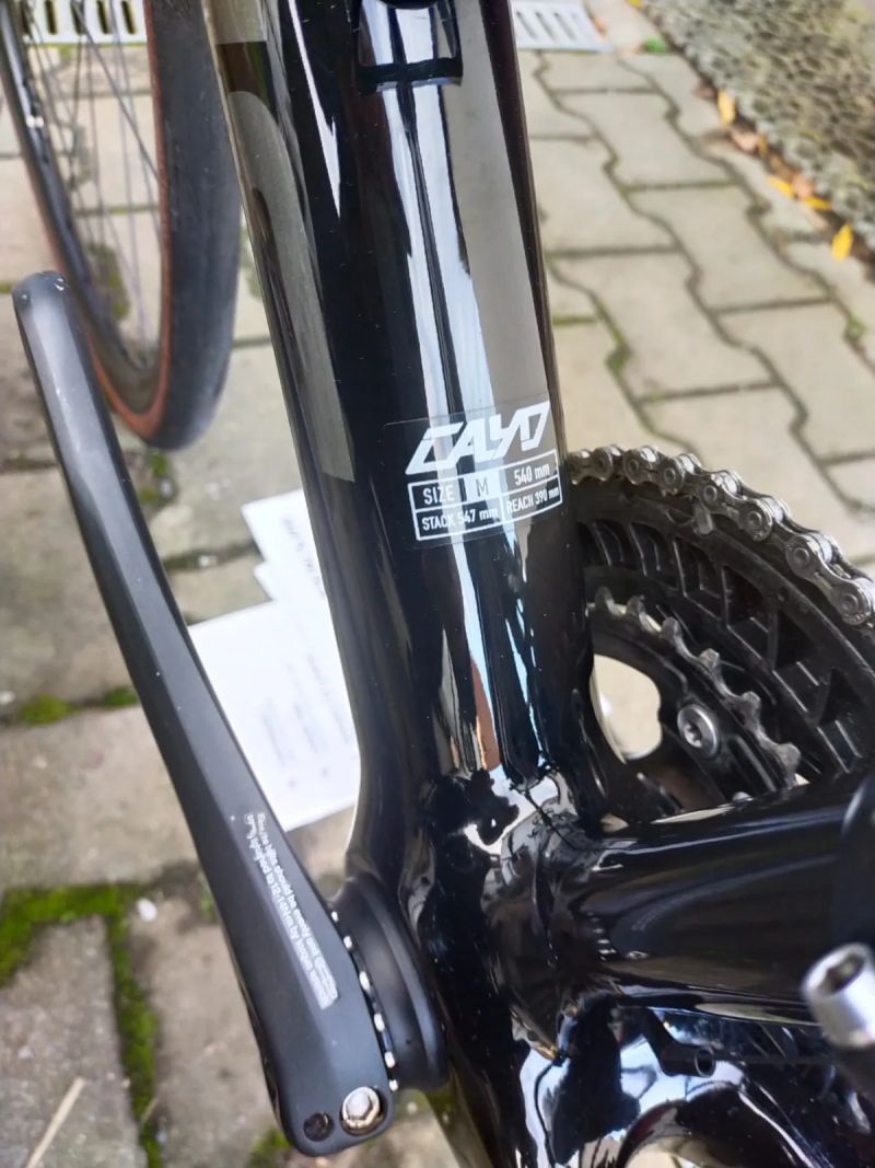  SILNIČNÍ KARBONOVÉ KOLO FOCUS CAYO DISC .JAKO NOVÉ
