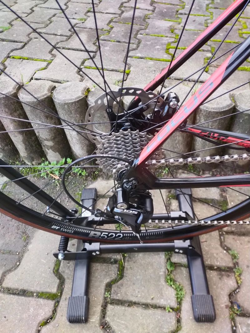  SILNIČNÍ KARBONOVÉ KOLO FOCUS CAYO DISC .JAKO NOVÉ