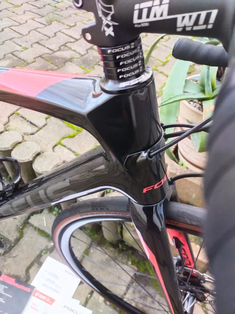  SILNIČNÍ KARBONOVÉ KOLO FOCUS CAYO DISC .JAKO NOVÉ