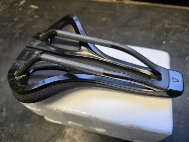 Sedlo Acid Nuance X carbon