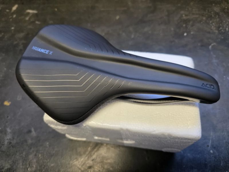 Sedlo Acid Nuance X carbon