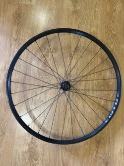Vypletené zadní kolo ráfek WTB gravel