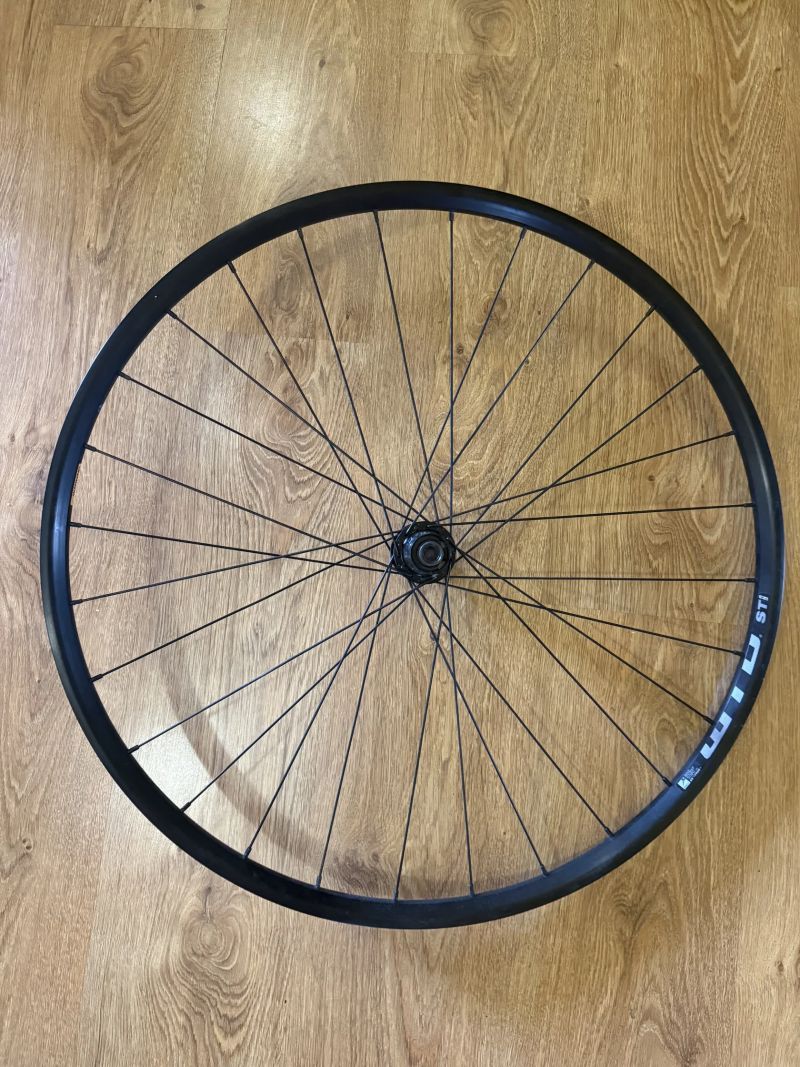 Vypletené zadní kolo ráfek WTB gravel