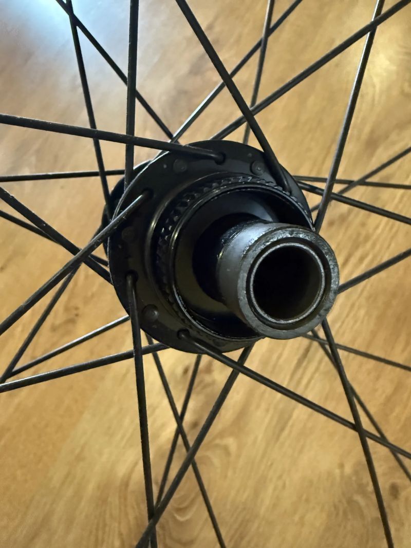 Vypletené zadní kolo ráfek WTB gravel