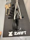 Zwift jízda s KICKR CORE 2 – Chytrý cyklistický trenažér + Extra sedlo + Tréninková podložka