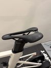 Zwift jízda s KICKR CORE 2 – Chytrý cyklistický trenažér + Extra sedlo + Tréninková podložka