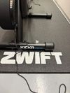 Zwift jízda s KICKR CORE 2 – Chytrý cyklistický trenažér + Extra sedlo + Tréninková podložka