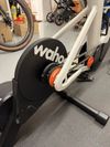 Zwift jízda s KICKR CORE 2 – Chytrý cyklistický trenažér + Extra sedlo + Tréninková podložka