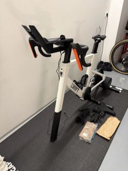 Zwift jízda s KICKR CORE 2 – Chytrý cyklistický trenažér + Extra sedlo + Tréninková podložka
