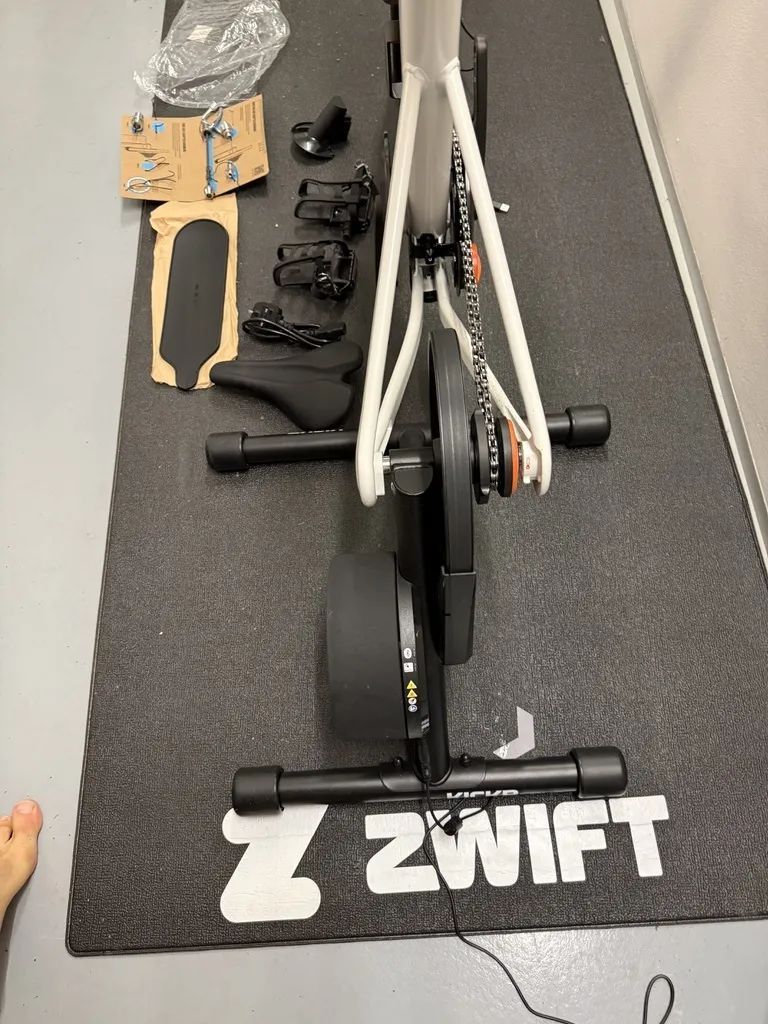 Zwift jízda s KICKR CORE 2 – Chytrý cyklistický trenažér + Extra sedlo + Tréninková podložka