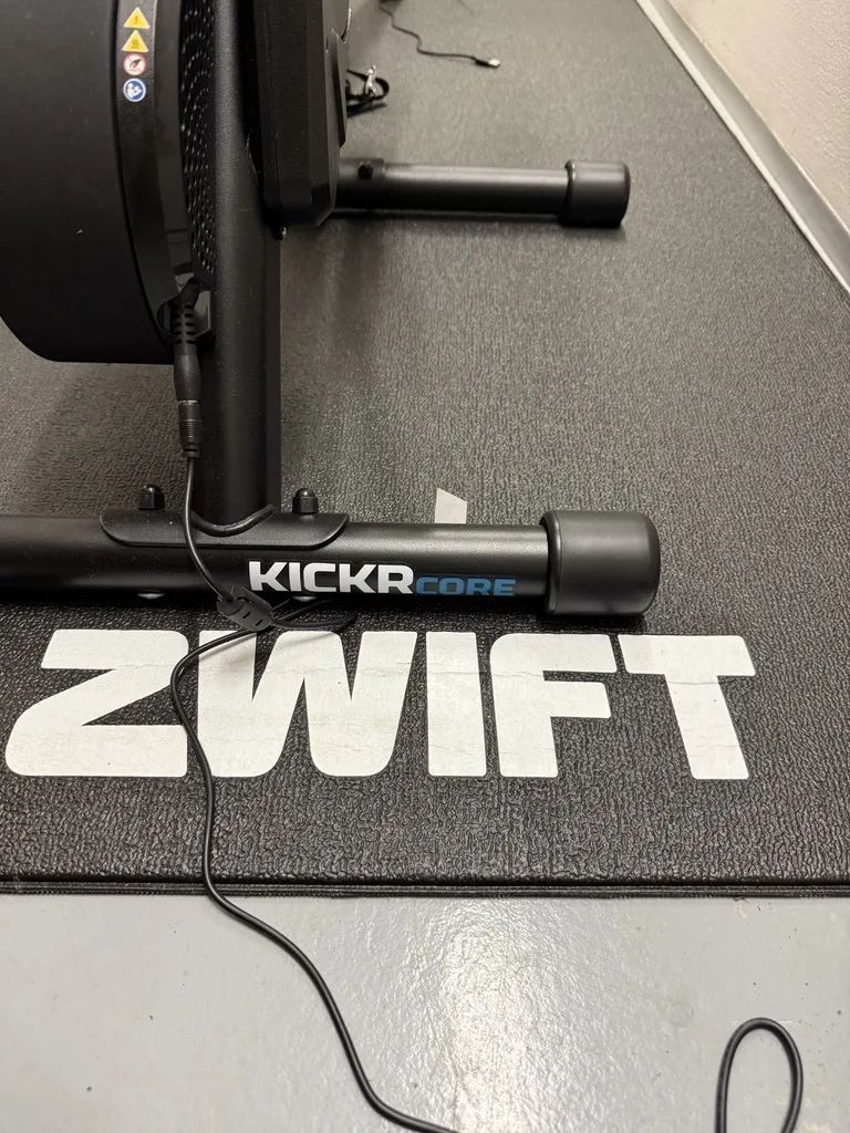 Zwift jízda s KICKR CORE 2 – Chytrý cyklistický trenažér + Extra sedlo + Tréninková podložka