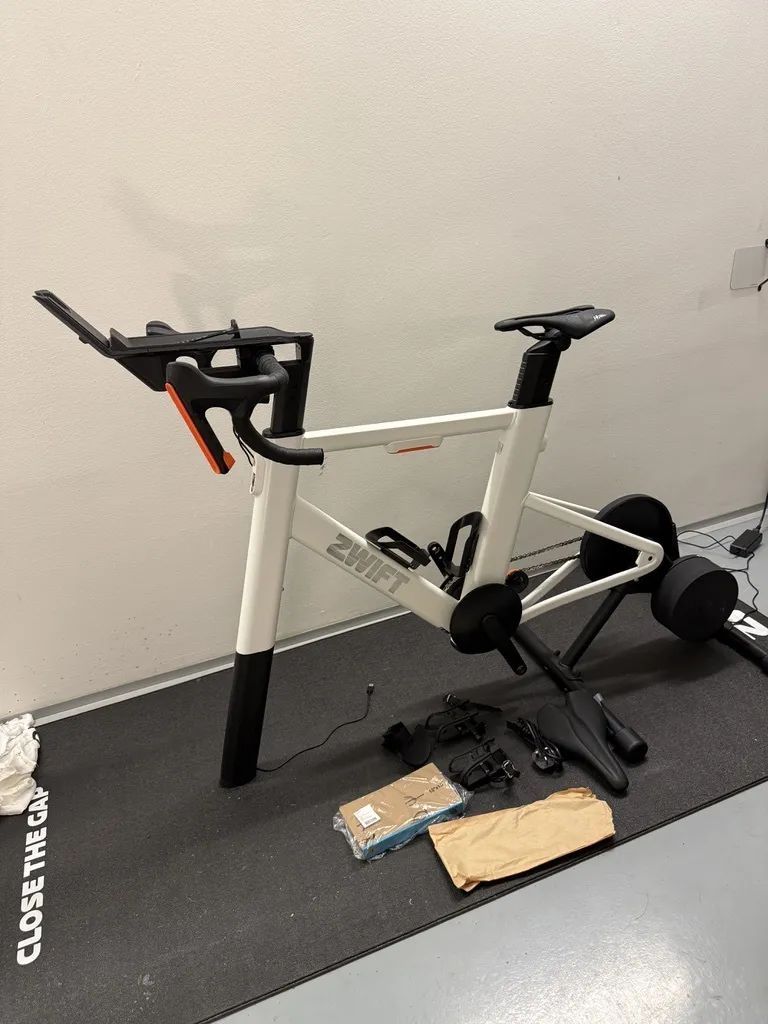 Zwift jízda s KICKR CORE 2 – Chytrý cyklistický trenažér + Extra sedlo + Tréninková podložka
