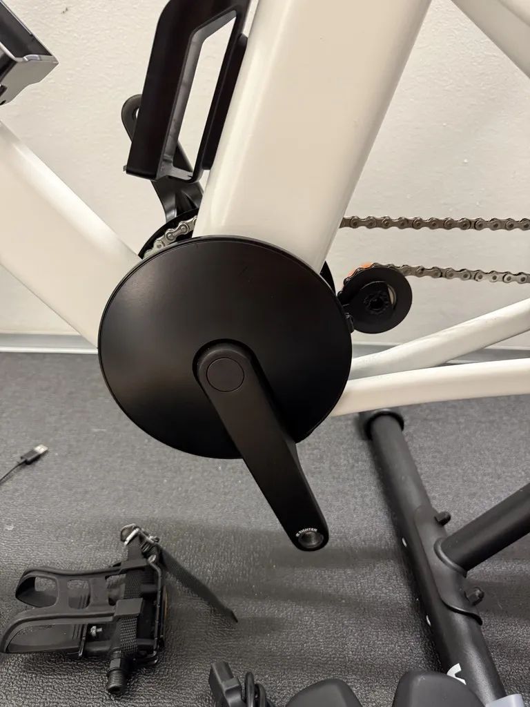 Zwift jízda s KICKR CORE 2 – Chytrý cyklistický trenažér + Extra sedlo + Tréninková podložka
