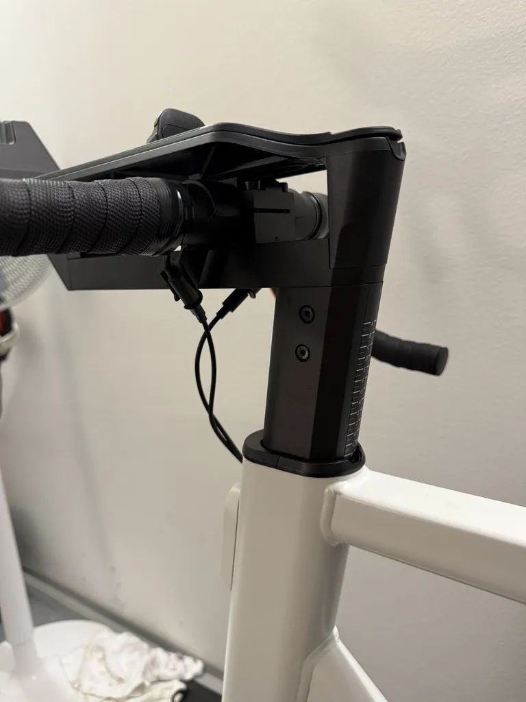 Zwift jízda s KICKR CORE 2 – Chytrý cyklistický trenažér + Extra sedlo + Tréninková podložka
