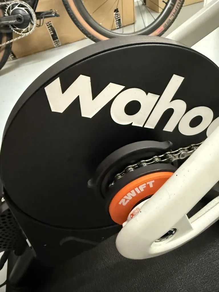 Zwift jízda s KICKR CORE 2 – Chytrý cyklistický trenažér + Extra sedlo + Tréninková podložka
