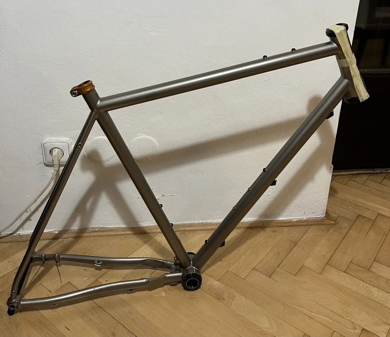 Gravel ocelový rám 700/650 JAVAX FREED, T47, Reynolds, grafitově šedá metalíza , 560(L)