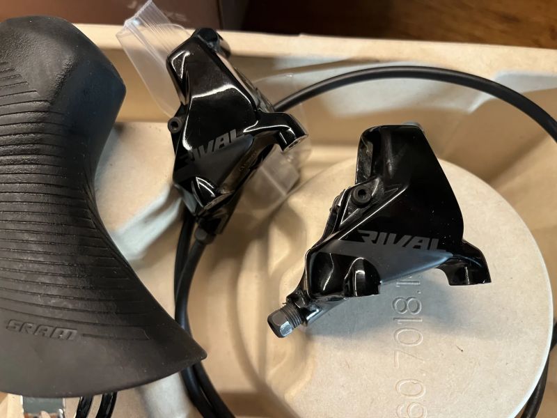 Sram Rival AXS - páky a třmeny