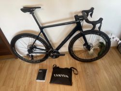 Canyon Ultimate CF SLX Disc, Shimano Dura-Ace Di2, 6,45 kg, s wattmetrem.