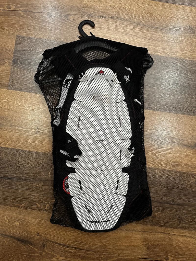 Výkyvný chránič páteře s vestou vel. M